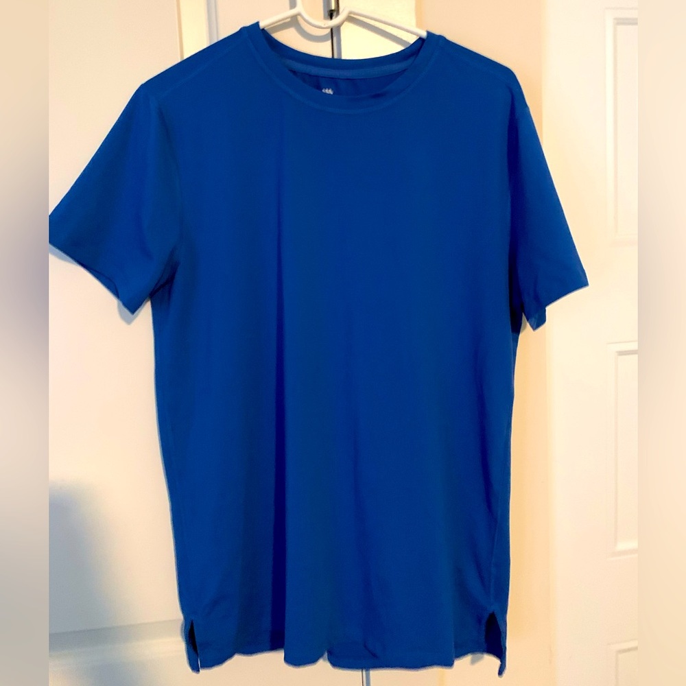 Men’s medium all in motion tee.